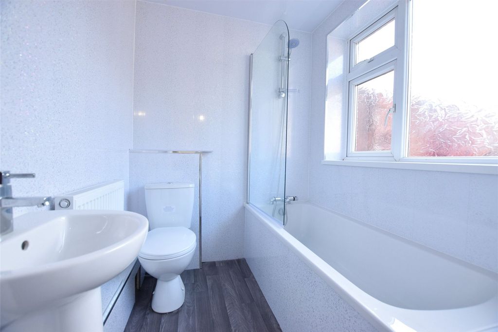 Property photo 3 of 7 Bathroom