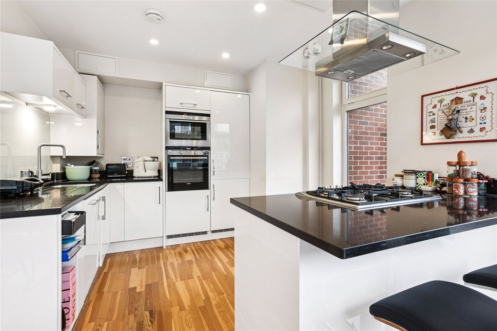 Property photo 3 of 10 Kitchen