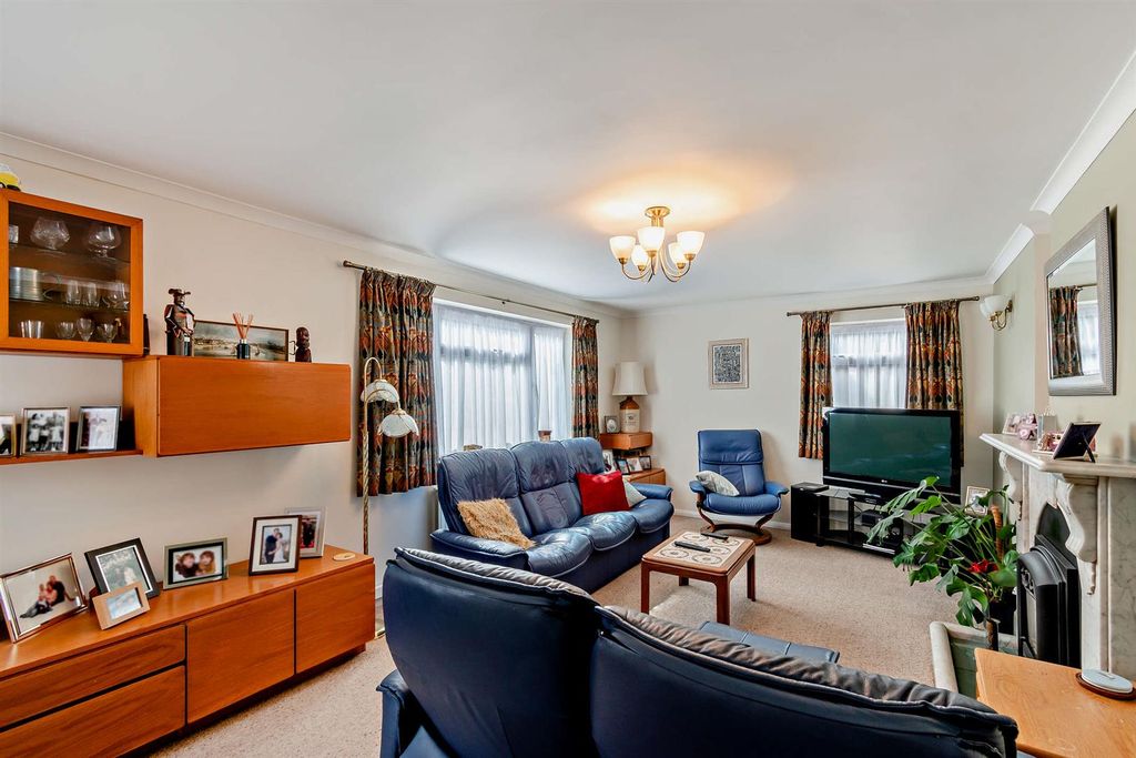 Property photo 3 of 18 8661043-Interior05-800.Jpg