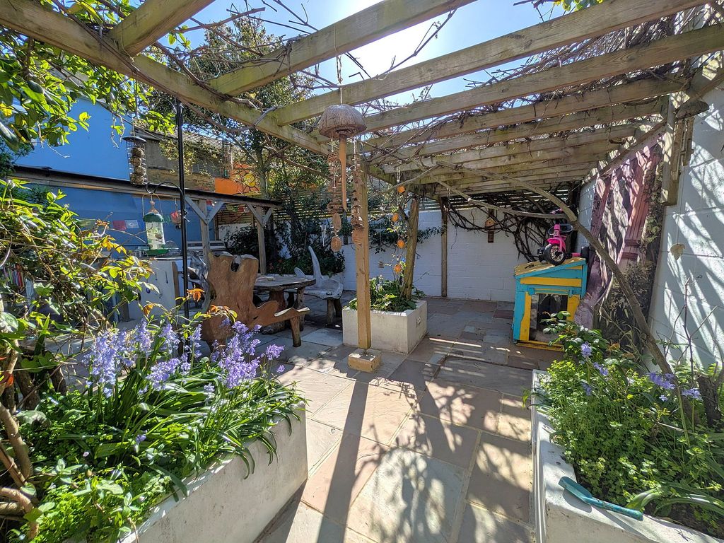 Property photo 1 of 40
