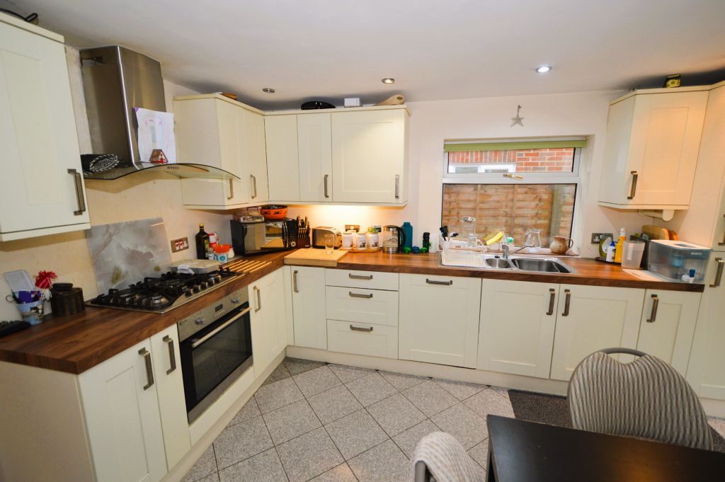 Property photo 3 of 12 Kitchen