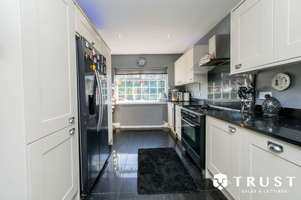 Property photo 3 of 35