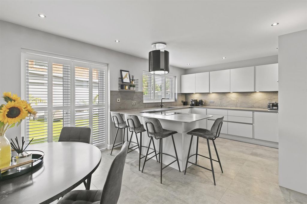 Property photo 2 of 34 Dining Kitchen