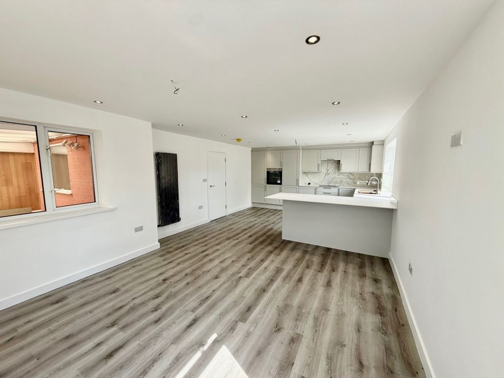 Property photo 3 of 12 Photo 8