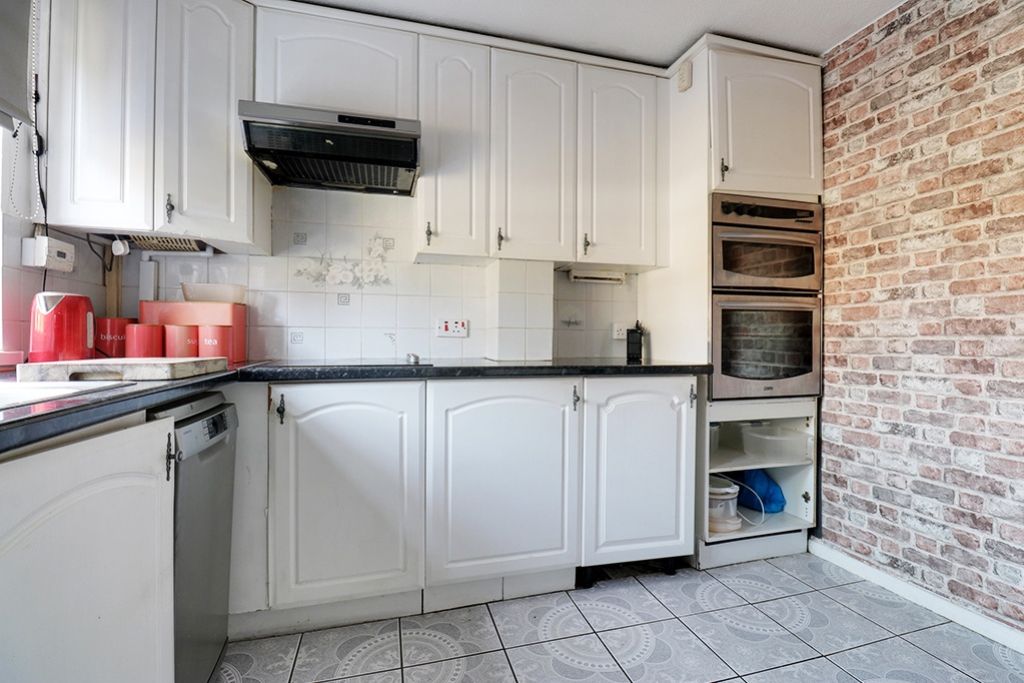 Property photo 3 of 9 Kitchen