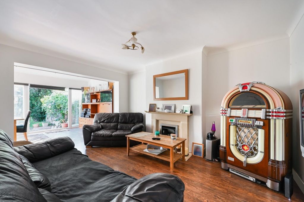 Property photo 2 of 14 Kingston Road