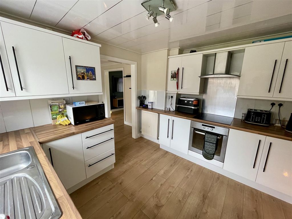 Property photo 3 of 11 Kitchen