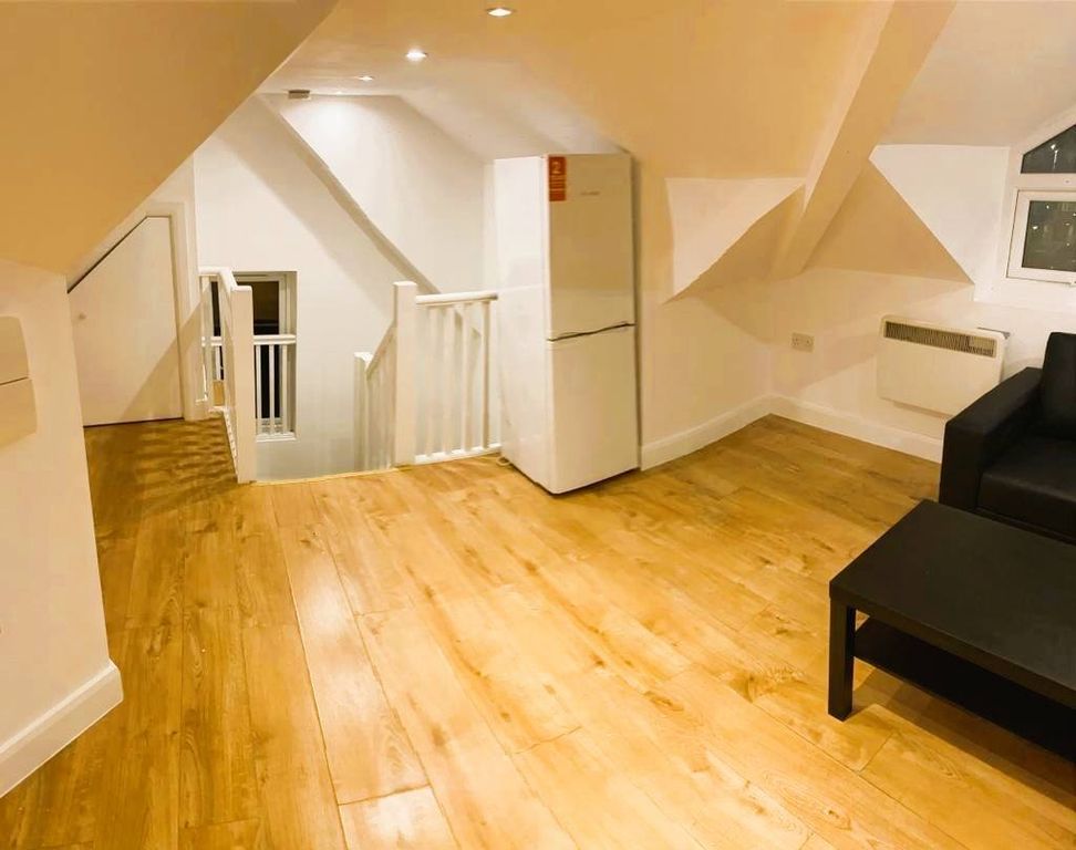 Property photo 1 of 11 1 Bed Flat To Rent High Street, New Malden Kt3