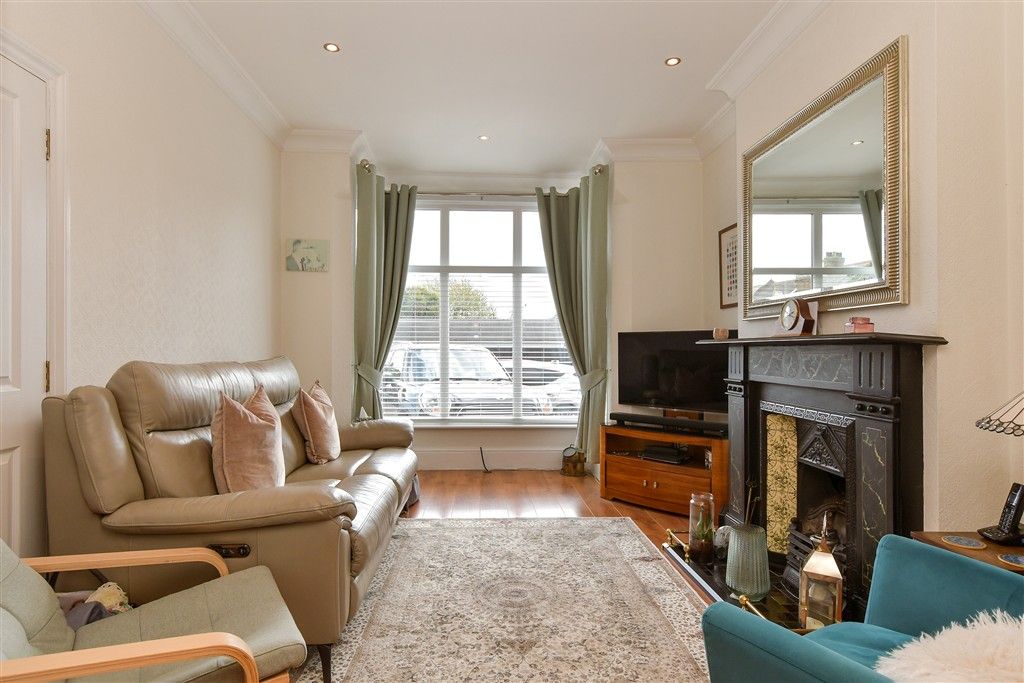 Property photo 3 of 18 Lounge