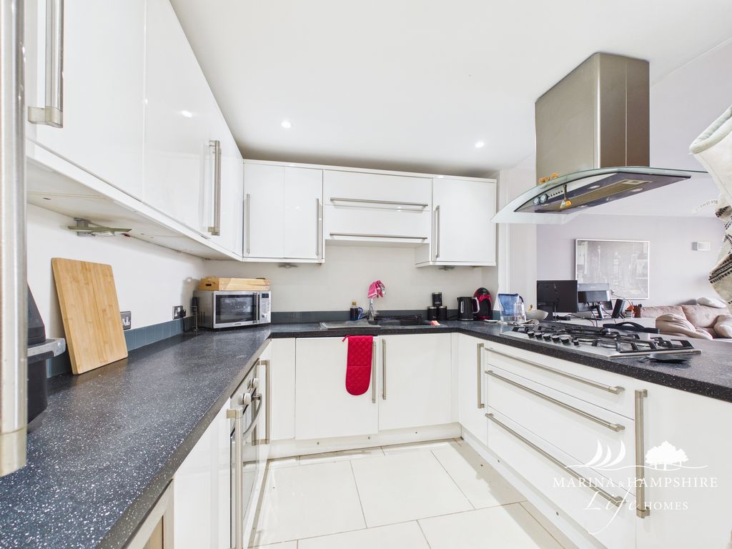 Property photo 3 of 31 Cam03915G0-Pr0034-Still003