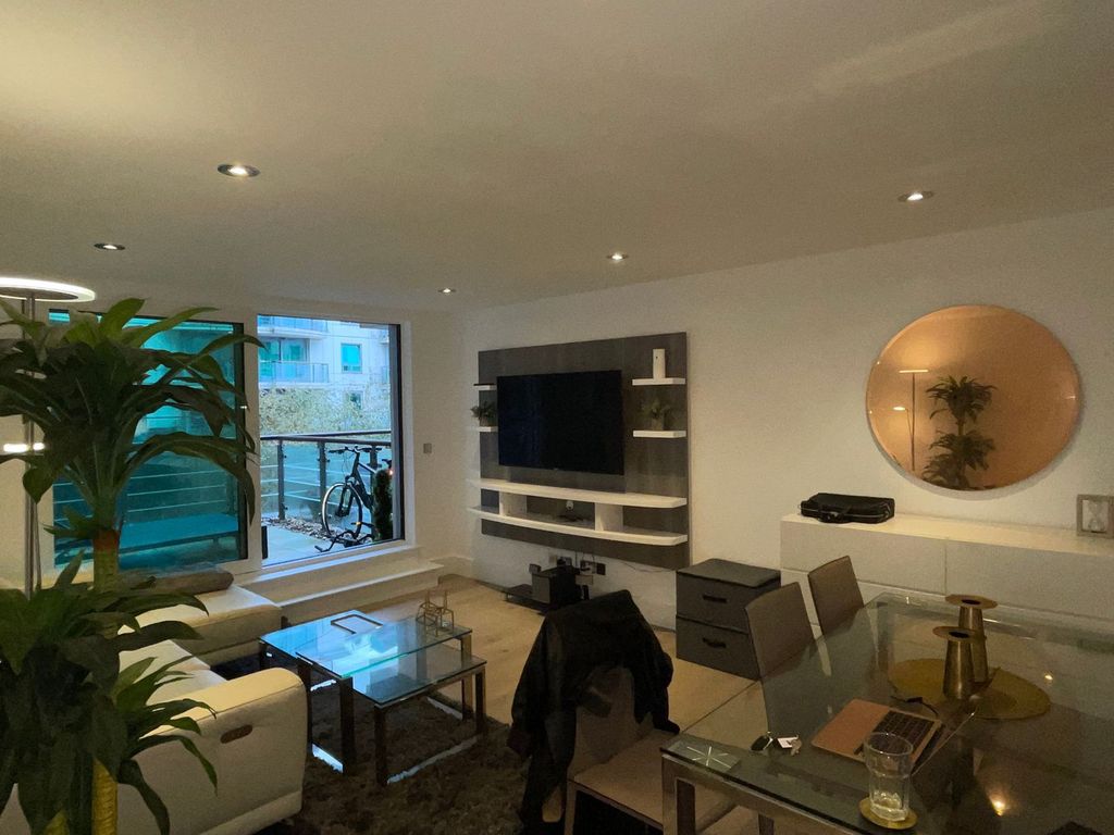 Property photo 1 of 18 Living Room
