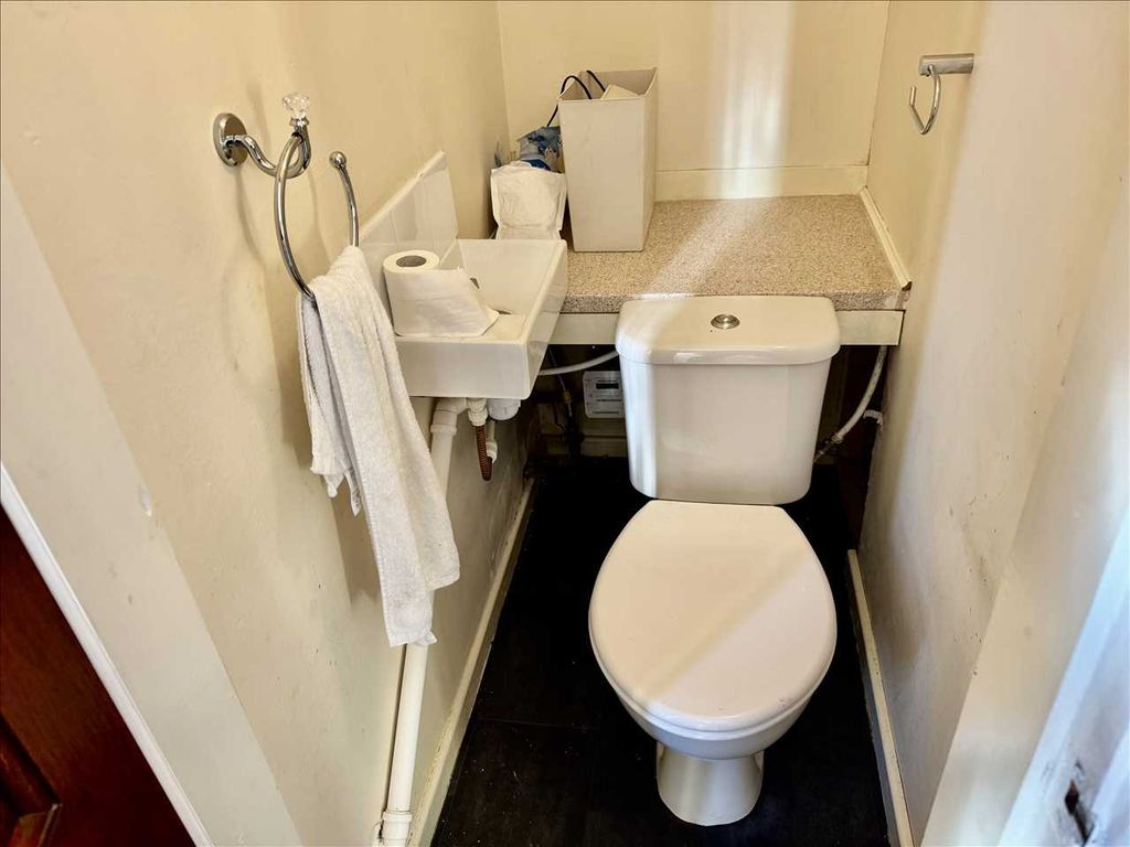 Property photo 2 of 11 Guest Cloakroom