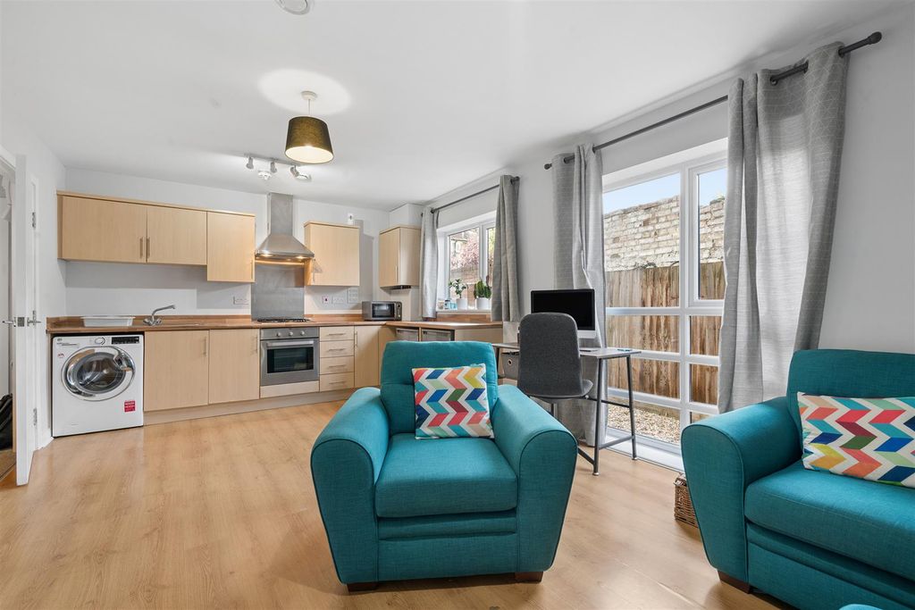 Property photo 1 of 8 Flat 1 5 Recovery Street, London, Sw17 Reception 1
