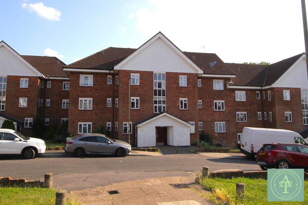 Property photo 1 of 8 Three Bedroom Flat To Rent