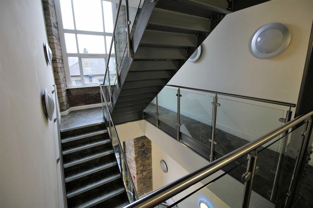 Property photo 2 of 14 Communal Entrance