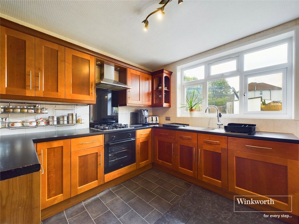 Property photo 3 of 11 Kitchen