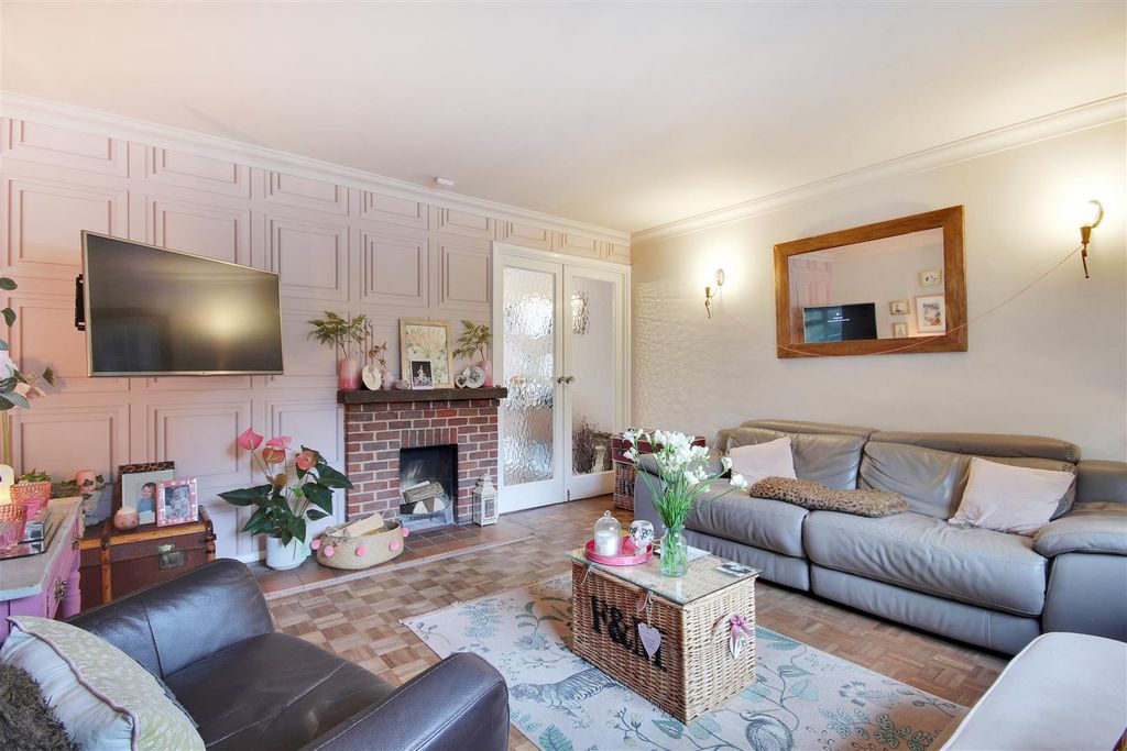 Property photo 3 of 23 Sitting Room