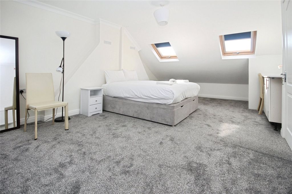 Property photo 1 of 12 Room 5