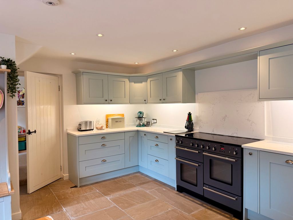 Property photo 3 of 17 Kitchen