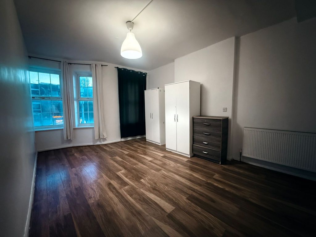 Property photo 1 of 9 Two Bedroom Top Of The Shop Flat For Students - Gantshill Tube Station