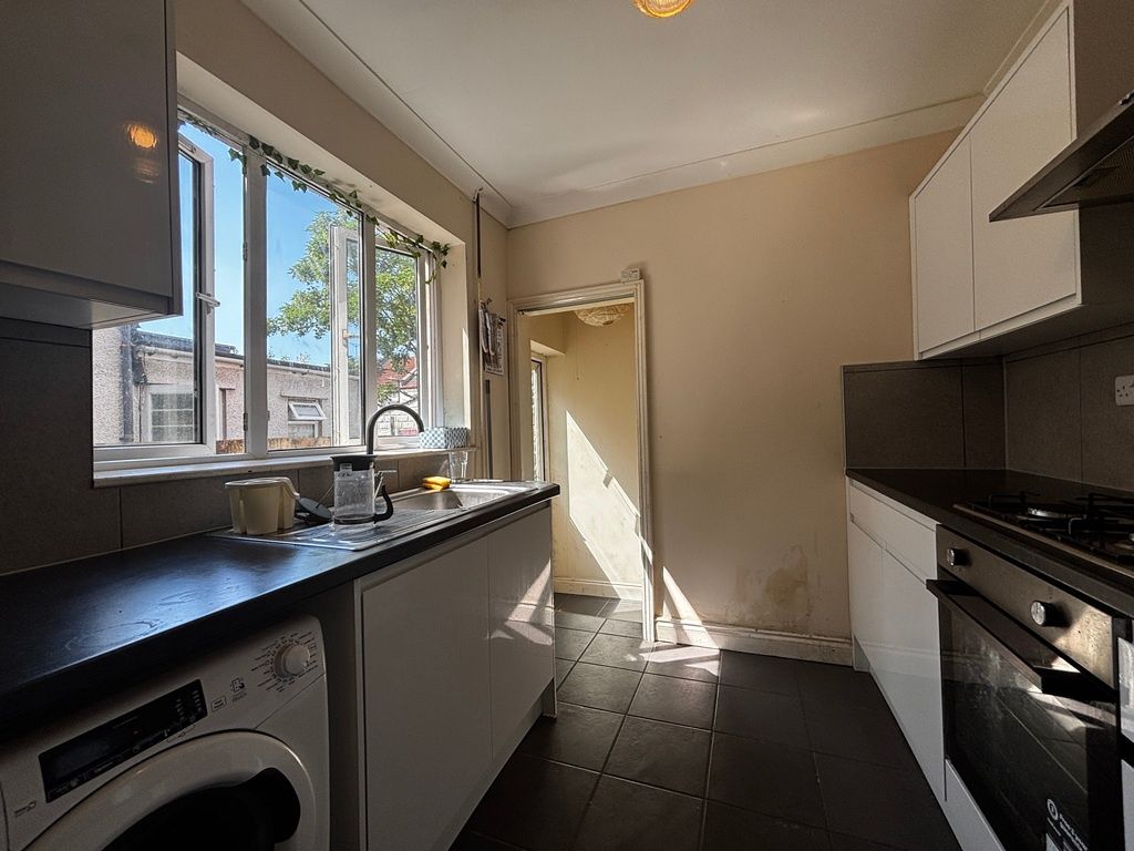 Property photo 3 of 12 Bright Kitchen With Modern Integrated Appliances...