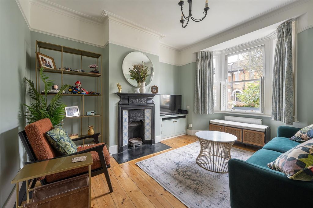 Property photo 2 of 34 Halstead Road, E11