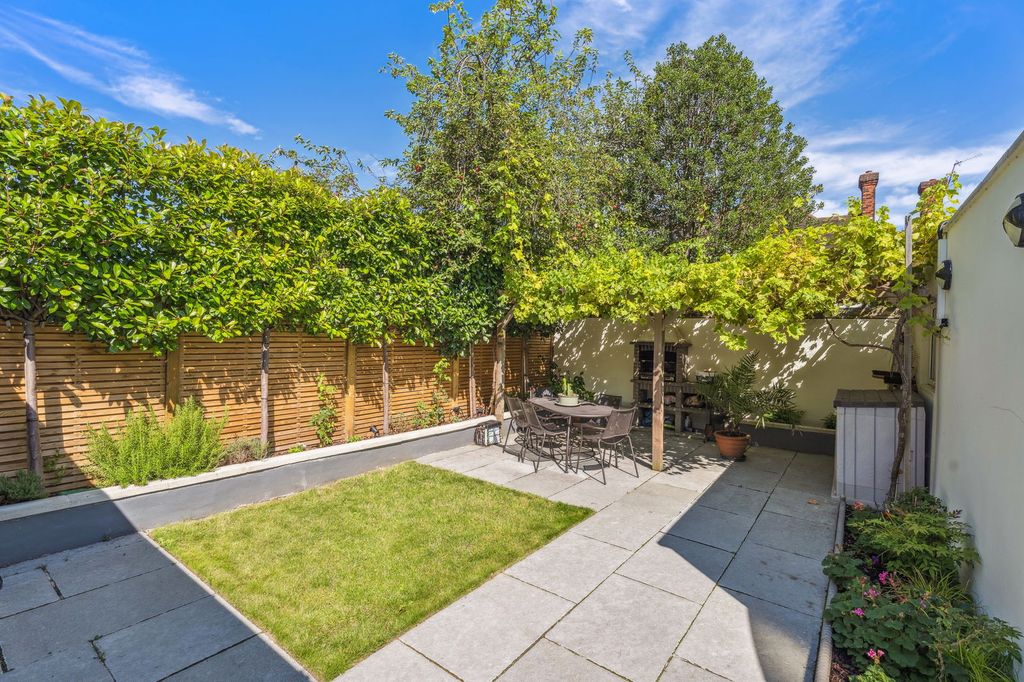 Property photo 2 of 26