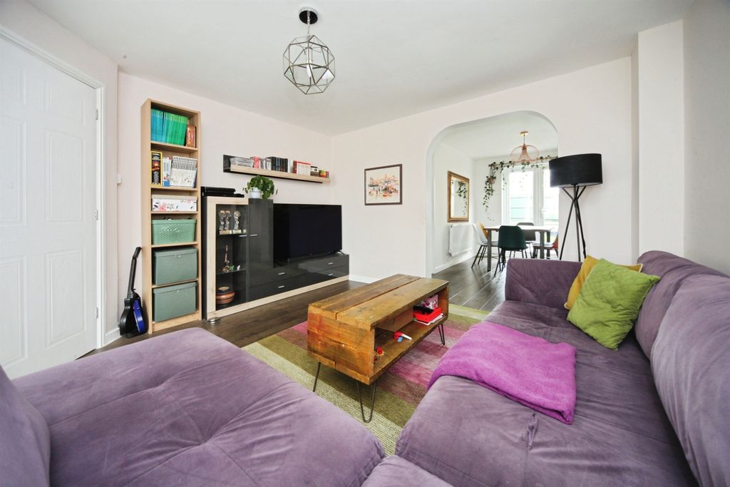 Property photo 3 of 11