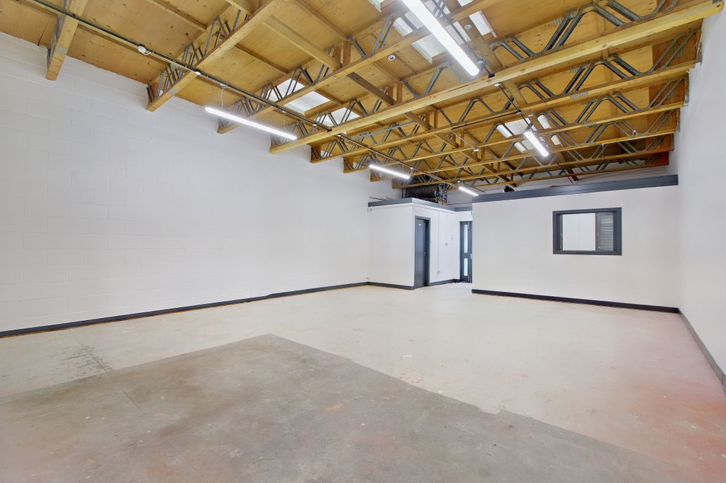 Property photo 3 of 7 8543598-Interior16-800