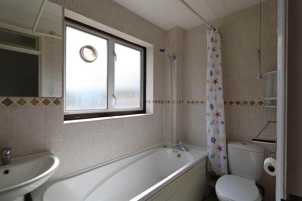 Property photo 2 of 7 Bathroom.Jpg