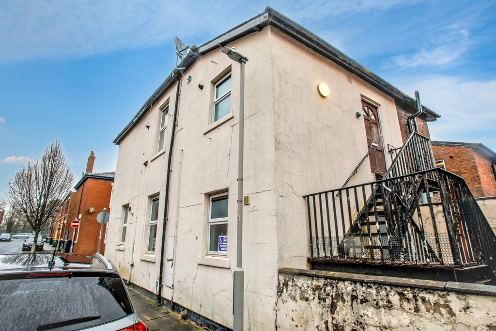 Property photo 1 of 17 33A Charnock Street, Preston, Lancashire, Pr1 6Dr