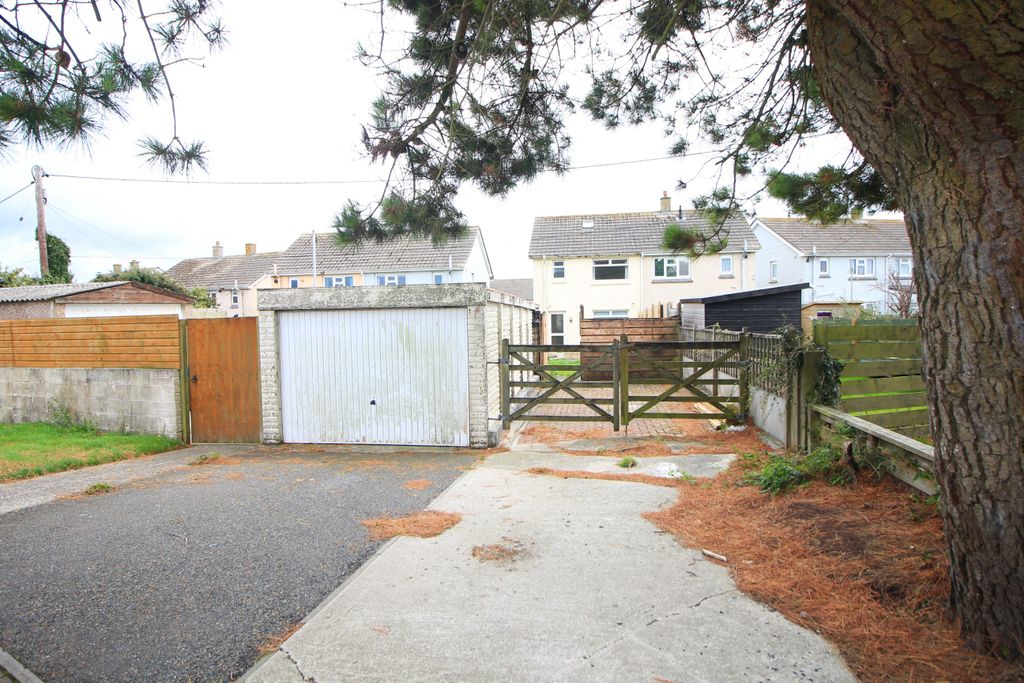 Property photo 3 of 10 Garage And Parking