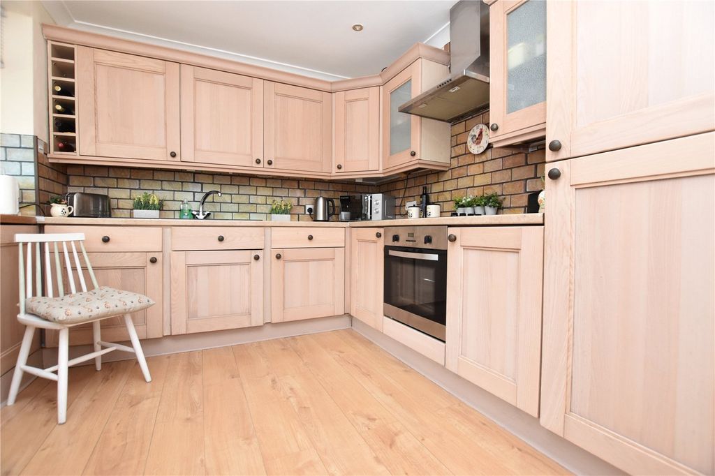 Property photo 2 of 19 Picture No. 12