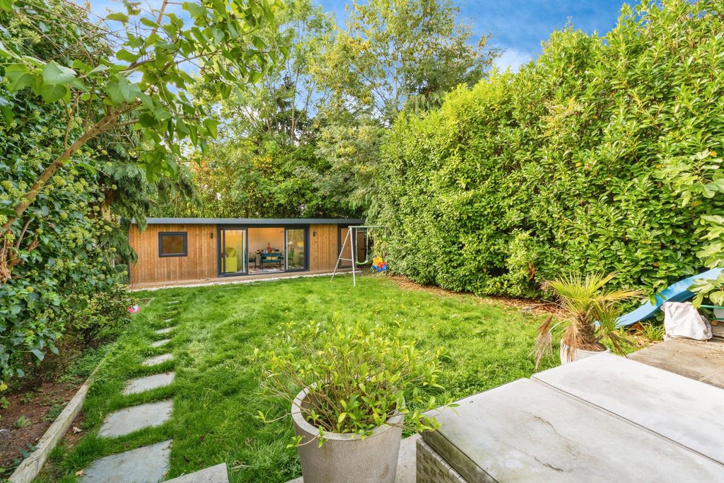 Property photo 2 of 20 35Thereddingslondonnw74Jn-16