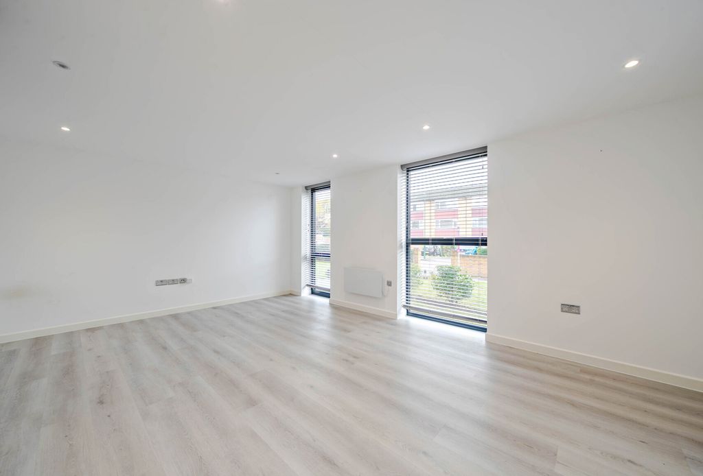 Property photo 3 of 8 1376517-7-6911Cb1...