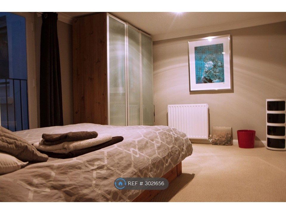 Property photo 1 of 9 Main Bedroom