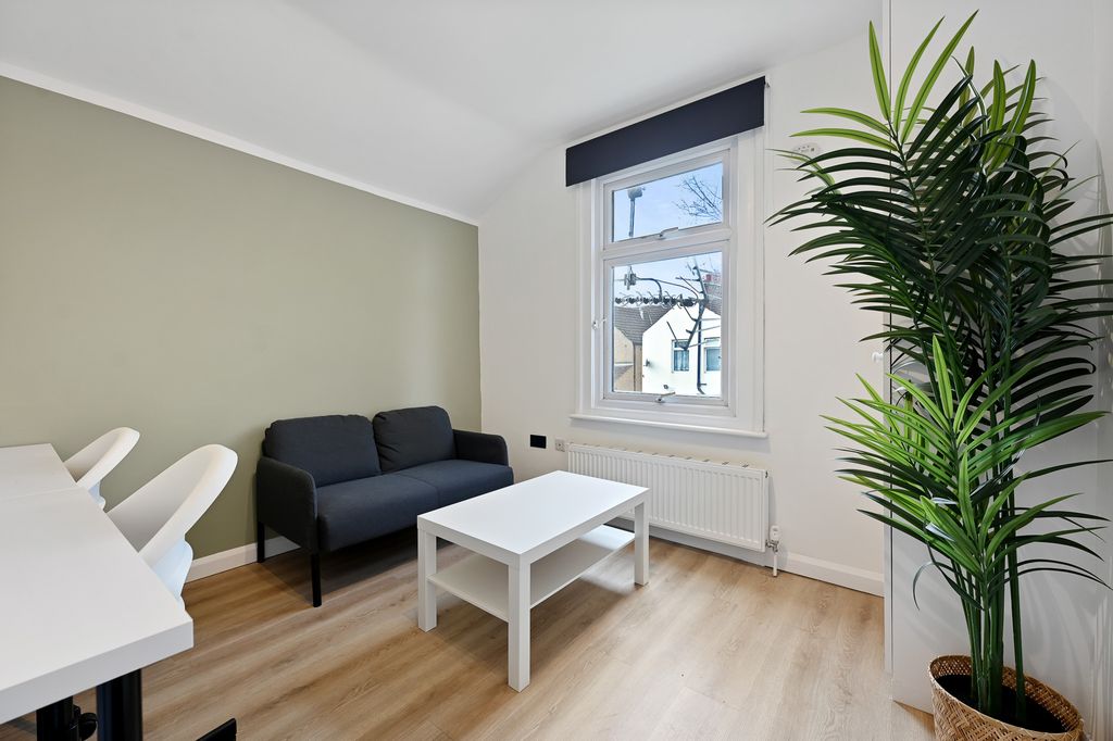 Property photo 2 of 7 Cs - 51 Francis Road - Reception3 (1)