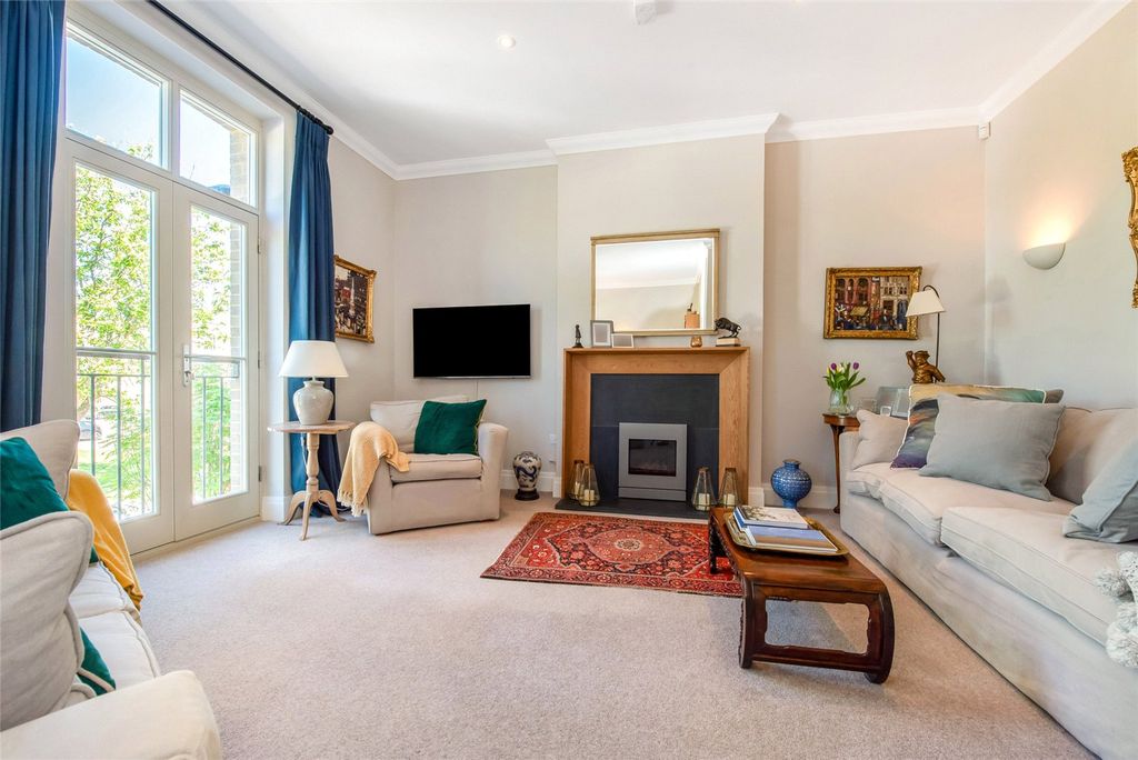 Property photo 2 of 18 Sitting Room