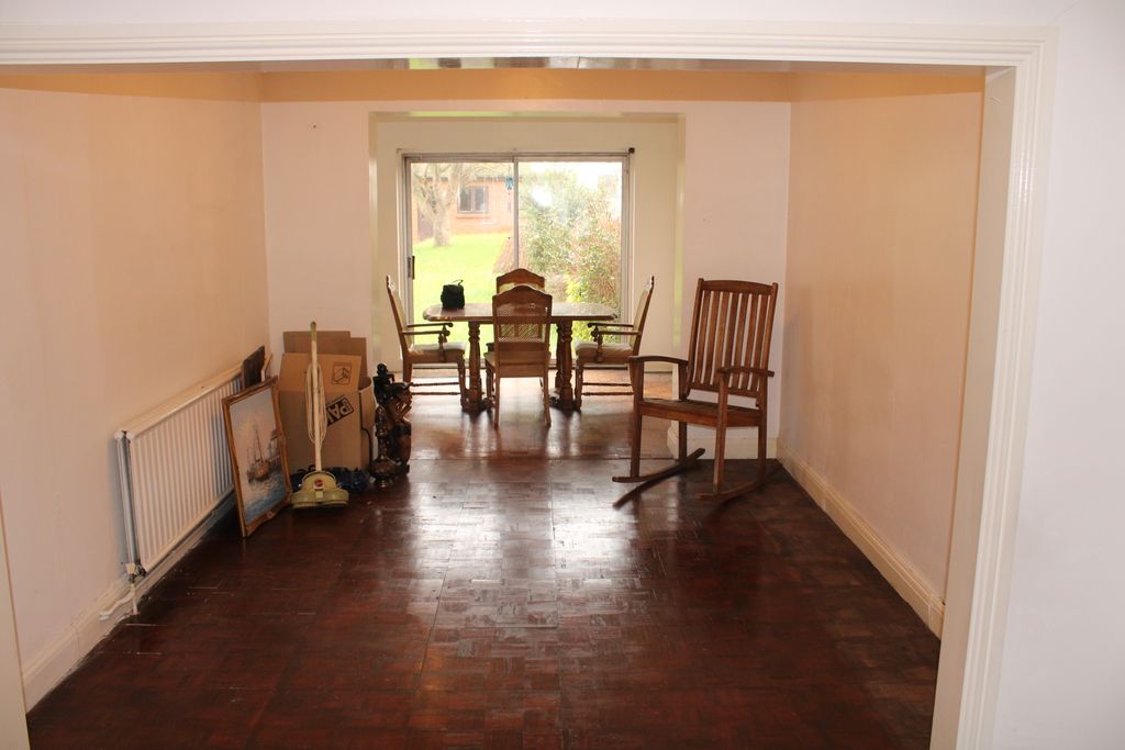 Property photo 3 of 14 Lounge (2)