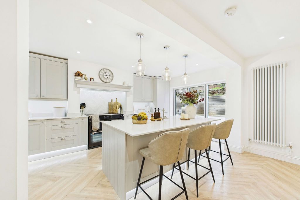 Property photo 2 of 28