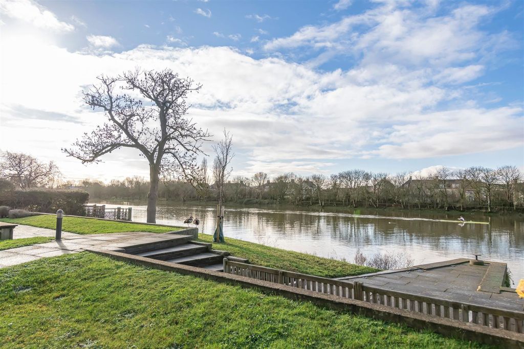 Property photo 2 of 23