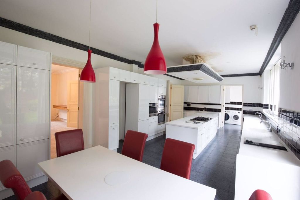 Property photo 3 of 18 Kitchen