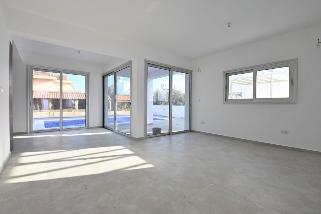 Property photo 2 of 25