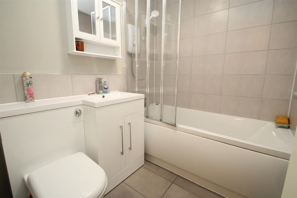 Property photo 2 of 7 Bathroom