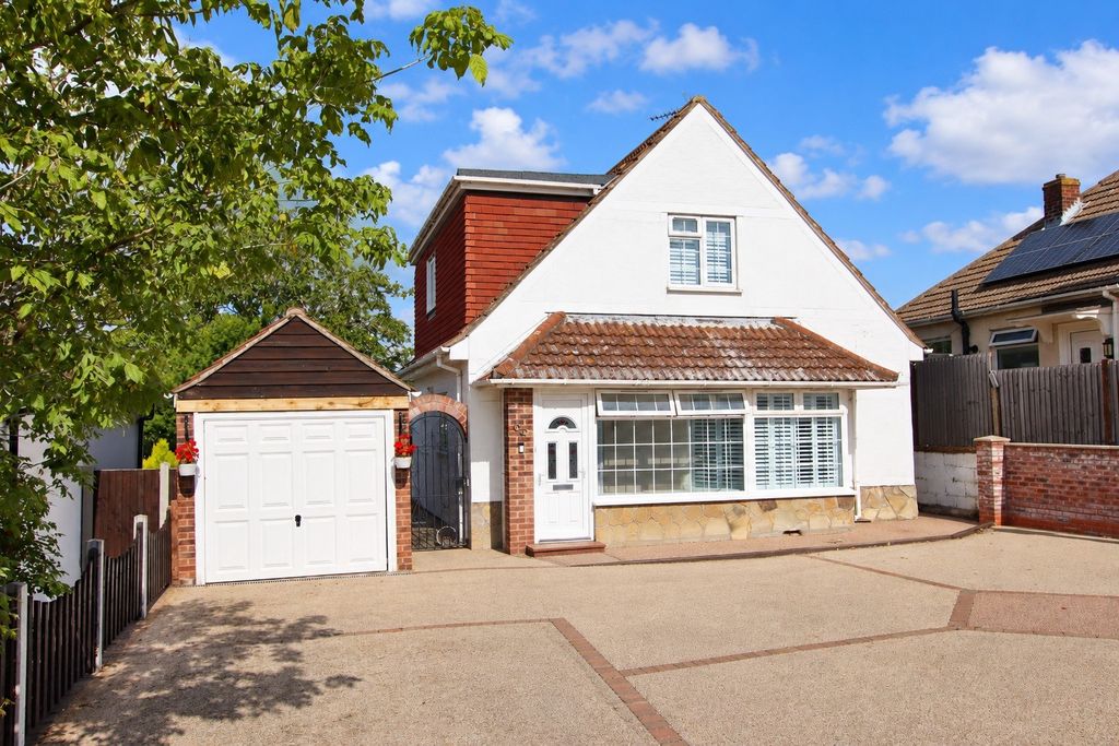 Property photo 1 of 24 Chelmsford Road, Holland On Sea
