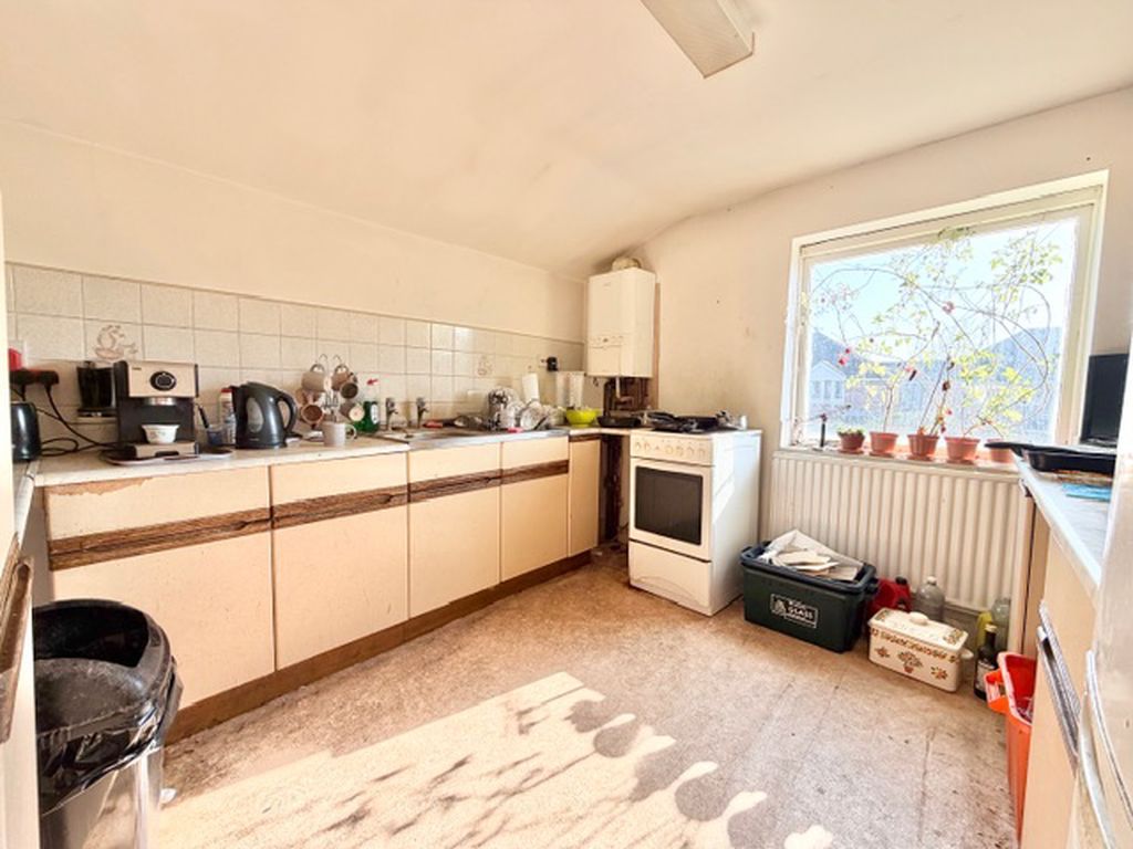 Property photo 2 of 10 Kitchen