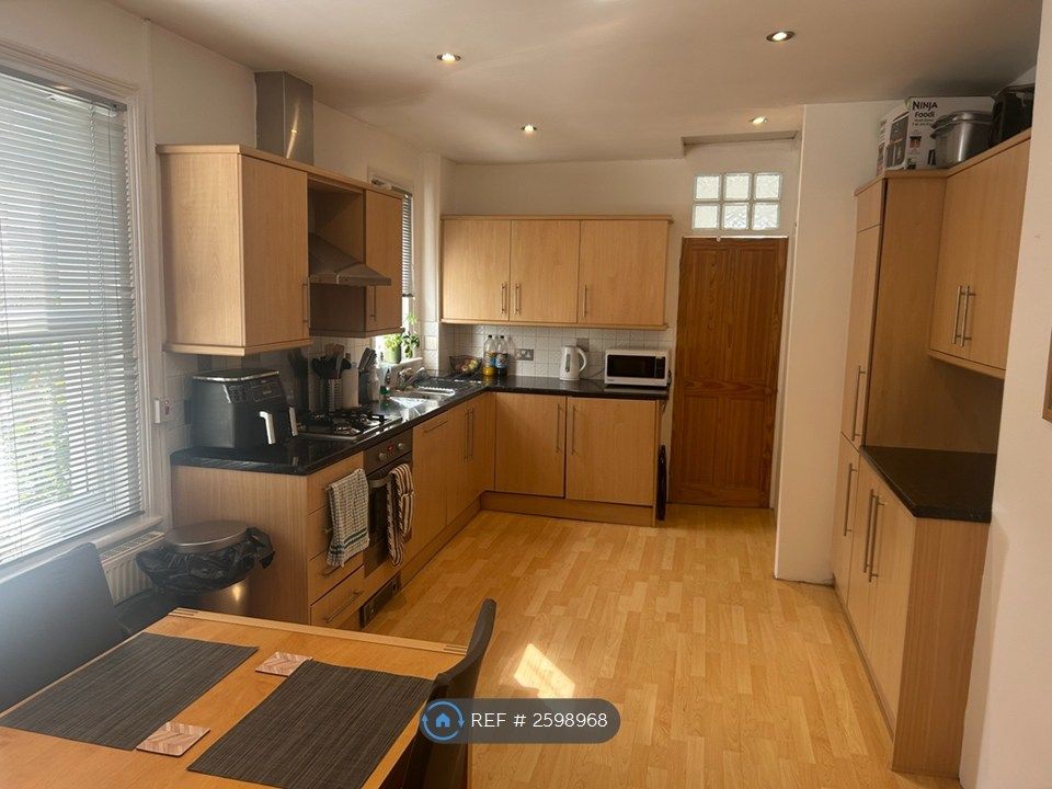 Property photo 1 of 10 Kitchen