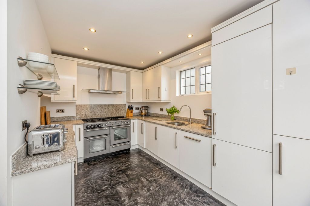 Property photo 3 of 26