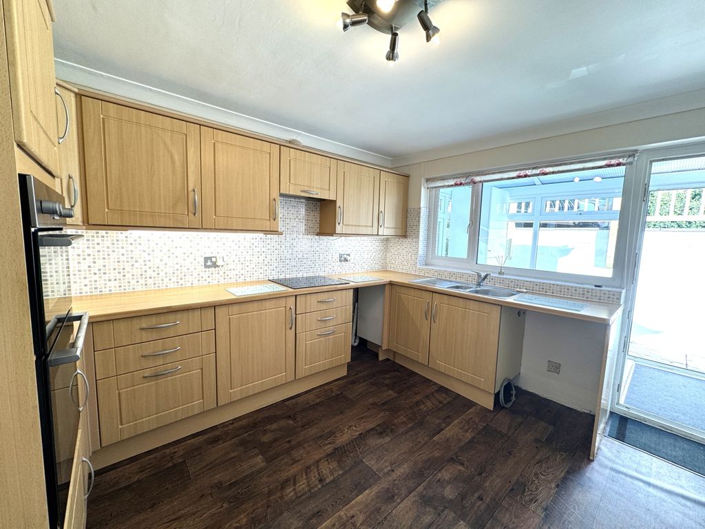 Property photo 2 of 18 Kitchen (2)