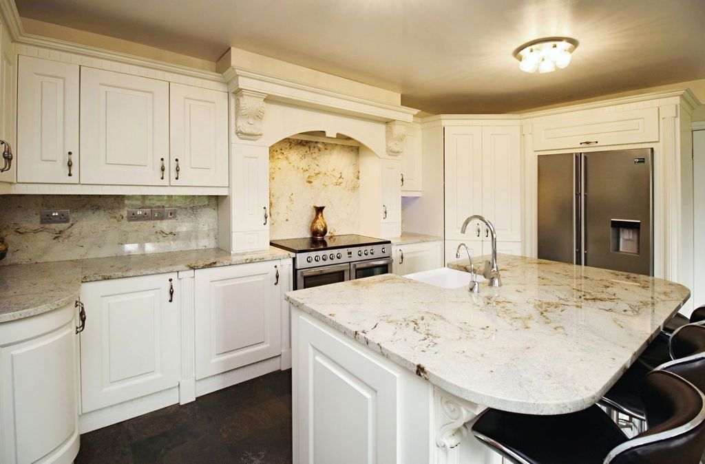 Property photo 3 of 28 Kitchen